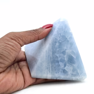 Blauwe calciet piramide