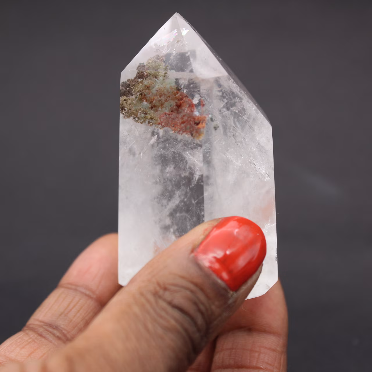 Prisma de cristal de rocha com inclusão