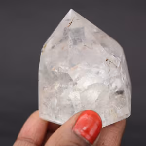Prisma de cristal de rocha com inclusão