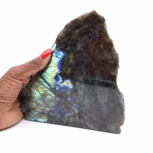 Labradorite natural polida de um lado