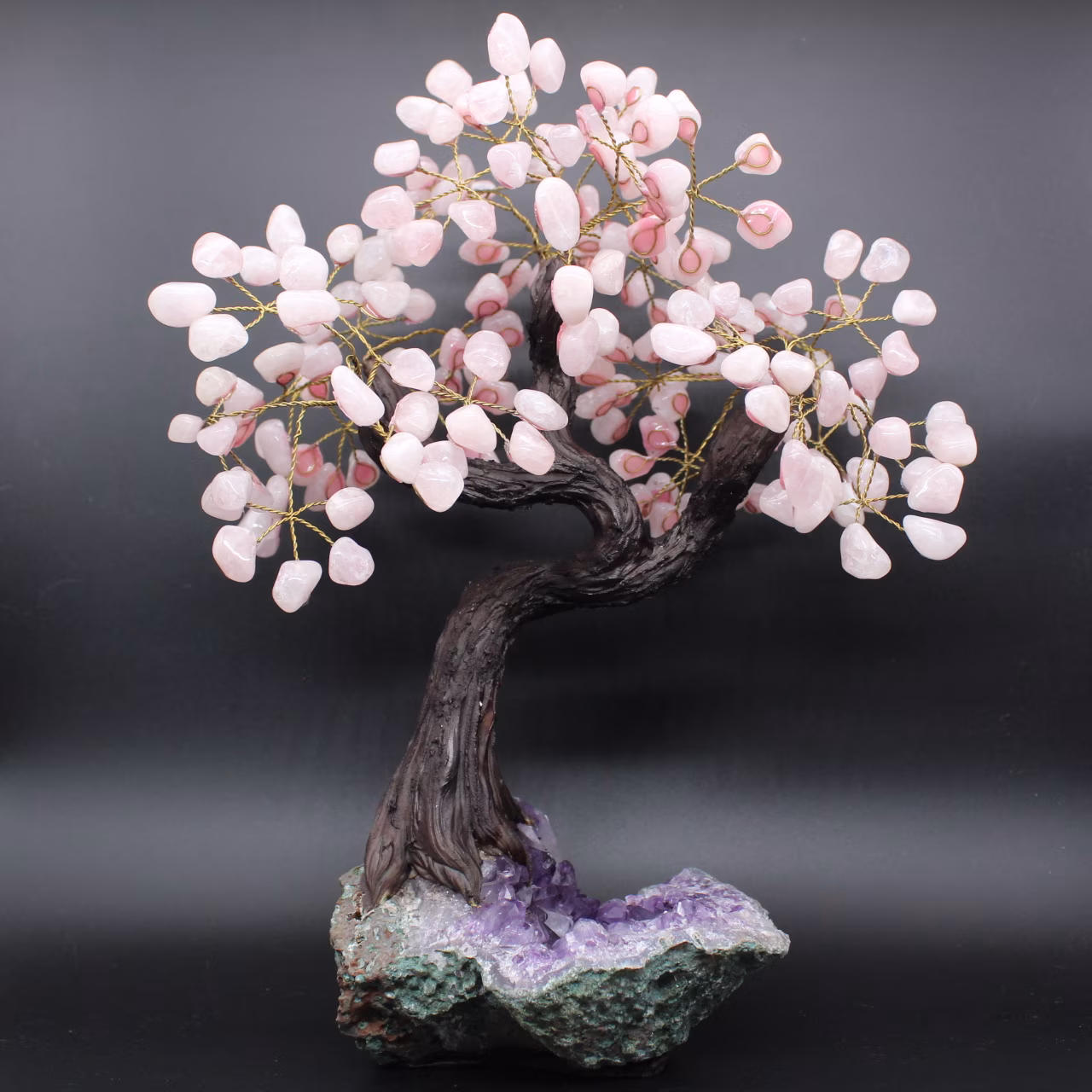 Árvore mineral com base de ametista e folhas de quartzo rosa