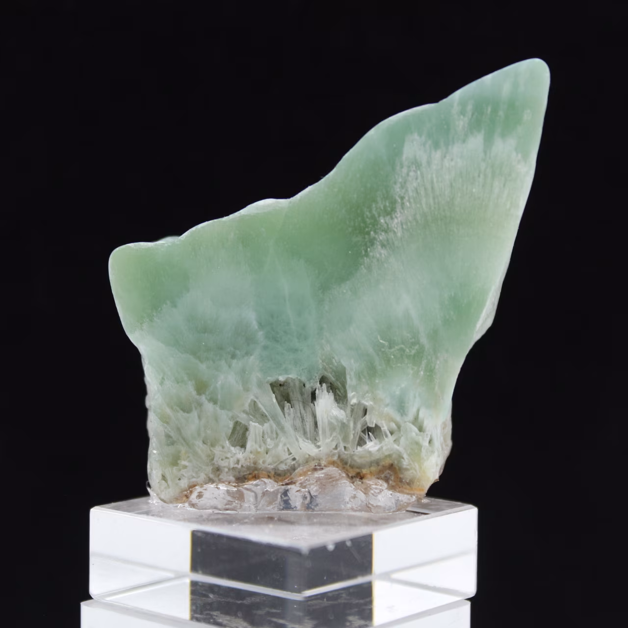 Fatia de aragonita verde para coleção de minerais