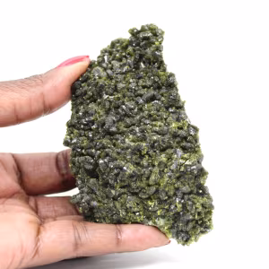 Cristais de epidoto verde sobre uma matriz do Alto Atlas