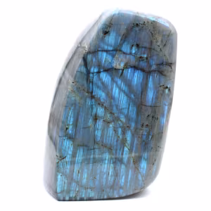 Espécime de labradorita polida, rocha mineral decorativa.