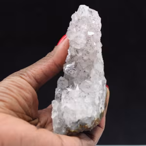 Quartzo bruto com inclusões de goethita, pedra de colecionador.