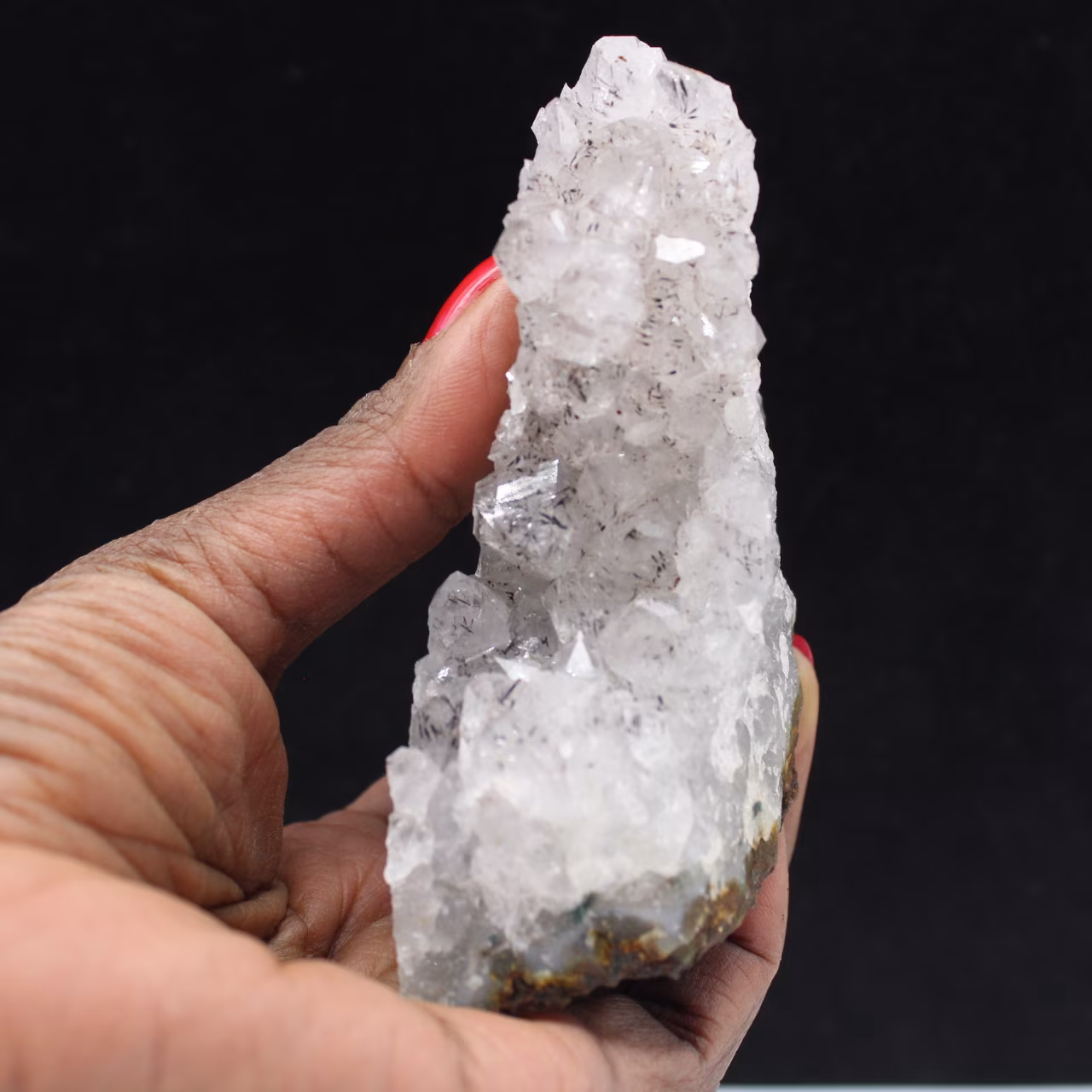 Quartzo bruto com inclusões de goethita, pedra de colecionador.