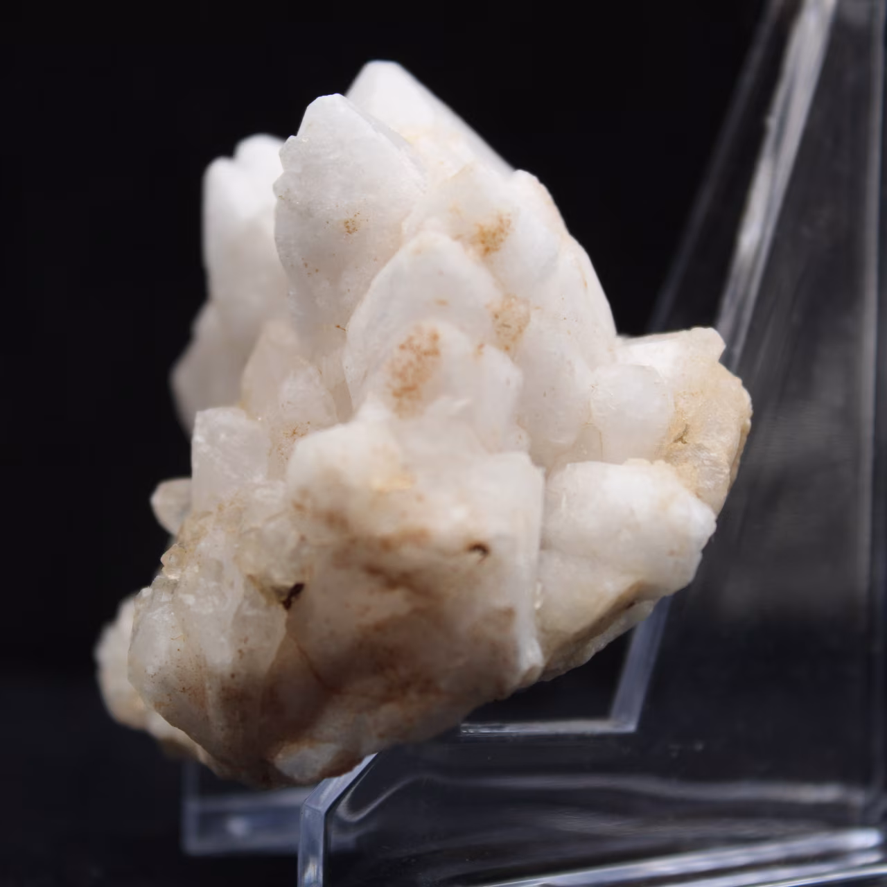 Quartzo marroquino natural em forma de flor com cristais visíveis.