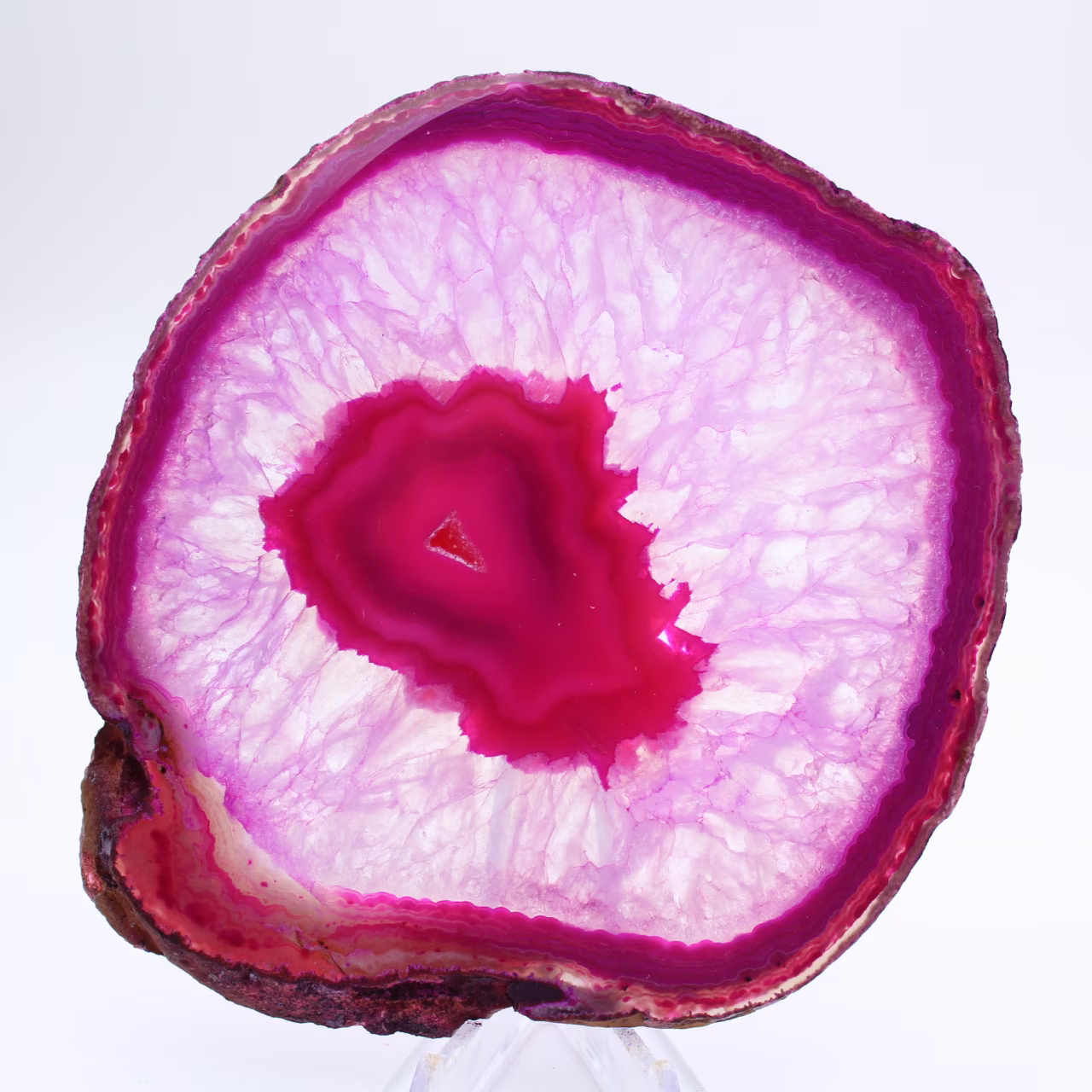 Fatia decorativa de ágata com tonalidade rosa.