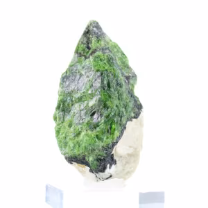 Cromidiopsídio bruto sobre base, pedra natural finlandesa 70 g