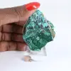 Brochantite chilena: Espécime bruto em base elegante - 1