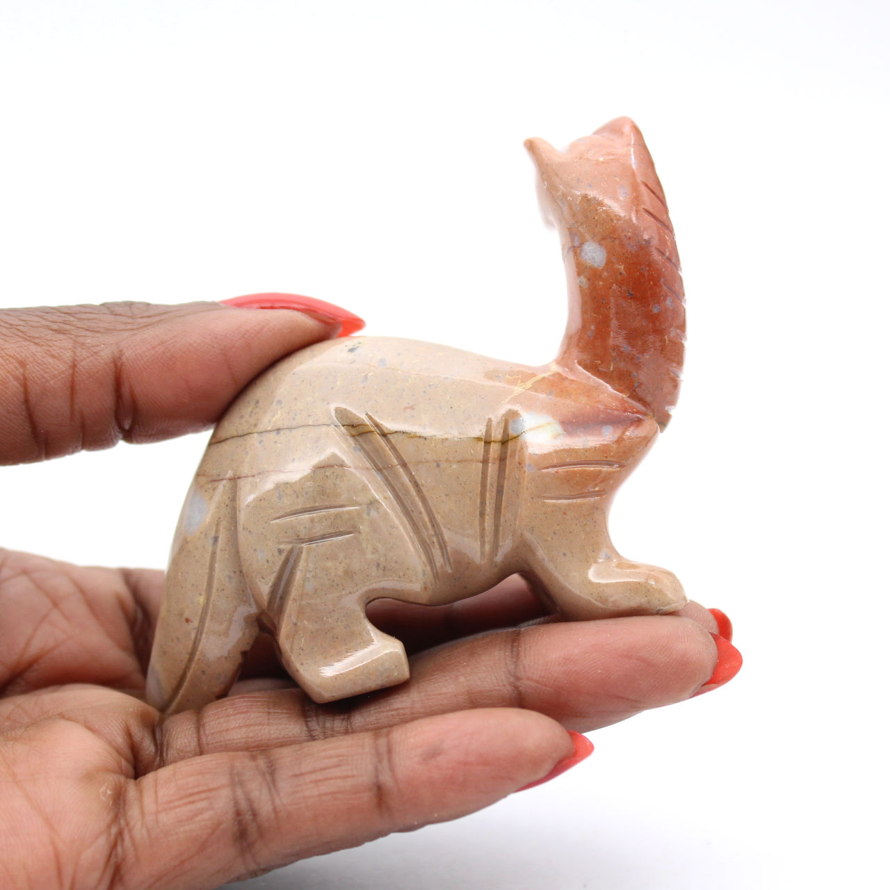 Diplodoco em esteatite: escultura de dinossauro boliviana