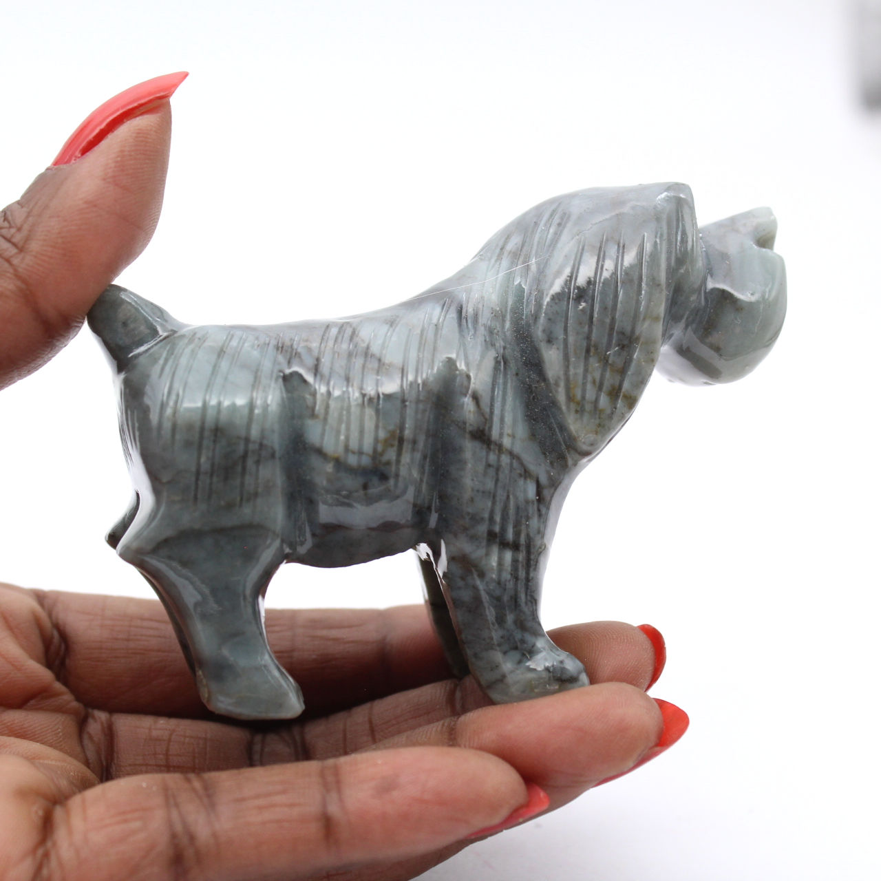Figura de cão esculpida em esteatite boliviana